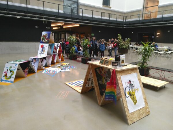 æStudio: Watching the radio - Image 6