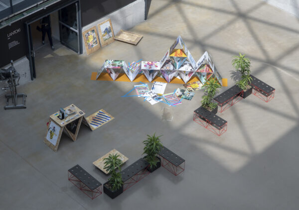 æStudio: Watching the radio - Image 7
