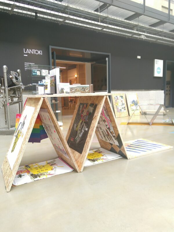 æStudio: Watching the radio - Image 5