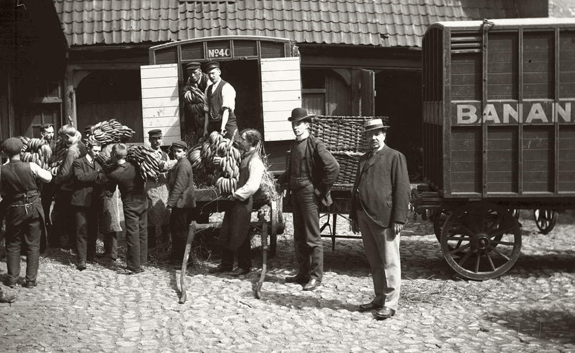 Photo: L. Szacinski (1906) Christian Matthiessen with newly arrived bananas. Rådhusgata 13, Oslo / om; oslomuseum